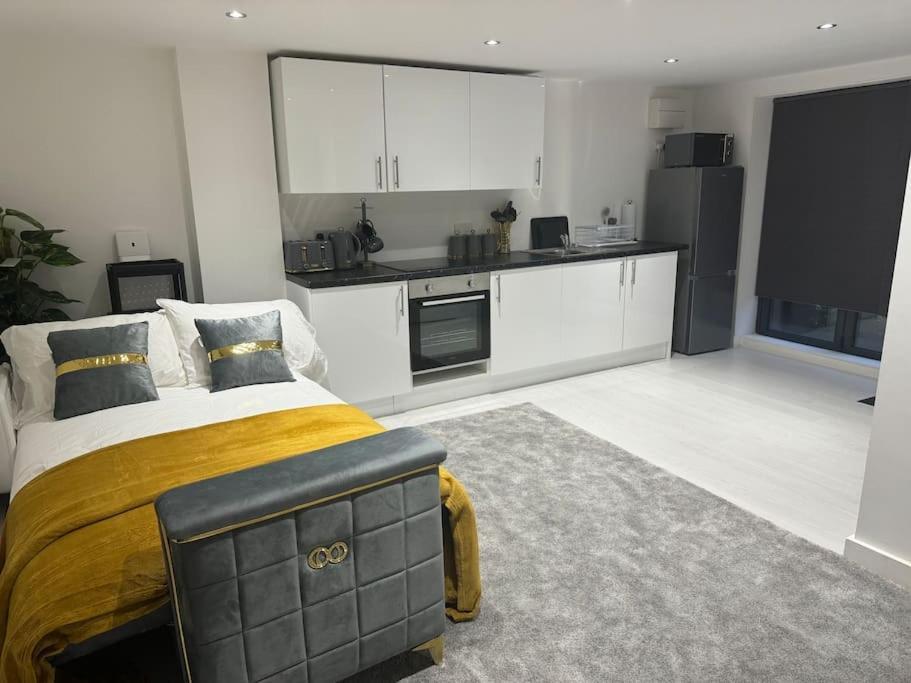 Perfect 1 Bed Apartment Sleeps 5 1 Kingsize Bed 1 Double Sofabed One Single Mattress Free Parking Wifi Good Transport Network Shopping Holiday Makers Families Contractors In North London Энфилд Экстерьер фото