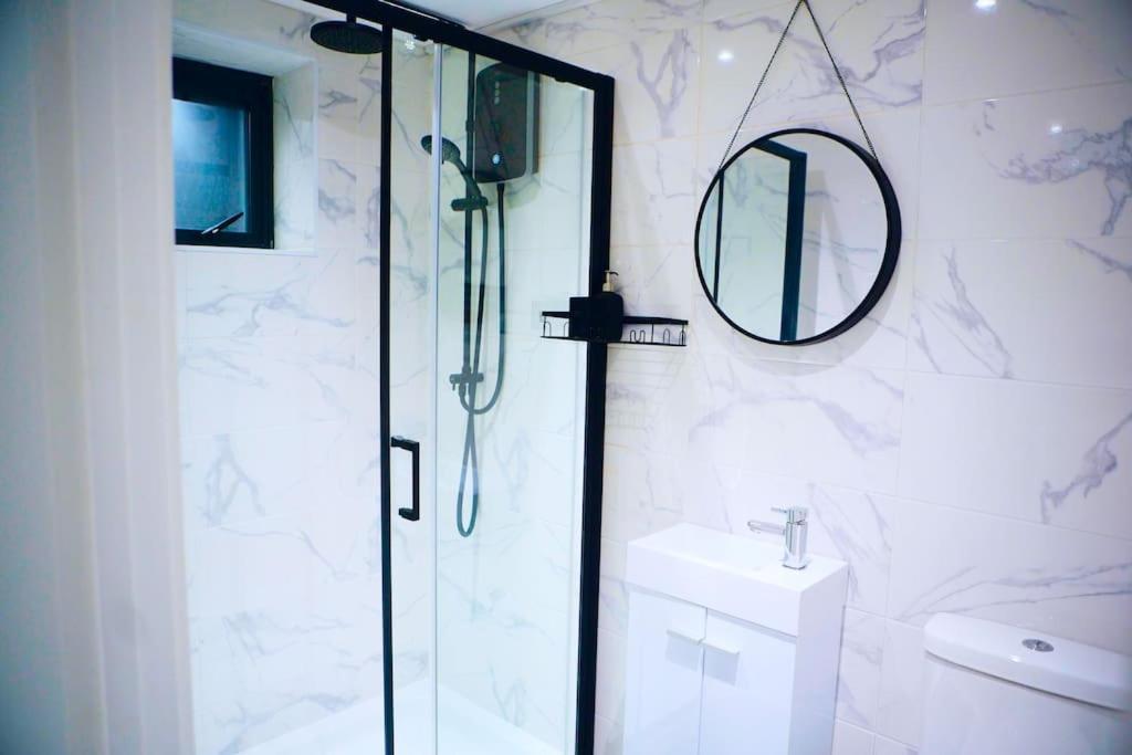 Perfect 1 Bed Apartment Sleeps 5 1 Kingsize Bed 1 Double Sofabed One Single Mattress Free Parking Wifi Good Transport Network Shopping Holiday Makers Families Contractors In North London Энфилд Экстерьер фото