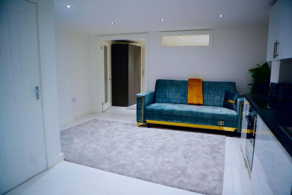 Perfect 1 Bed Apartment Sleeps 5 1 Kingsize Bed 1 Double Sofabed One Single Mattress Free Parking Wifi Good Transport Network Shopping Holiday Makers Families Contractors In North London Энфилд Экстерьер фото