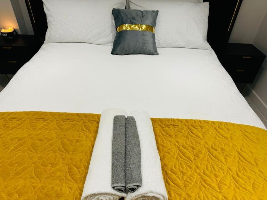 Perfect 1 Bed Apartment Sleeps 5 1 Kingsize Bed 1 Double Sofabed One Single Mattress Free Parking Wifi Good Transport Network Shopping Holiday Makers Families Contractors In North London Энфилд Экстерьер фото