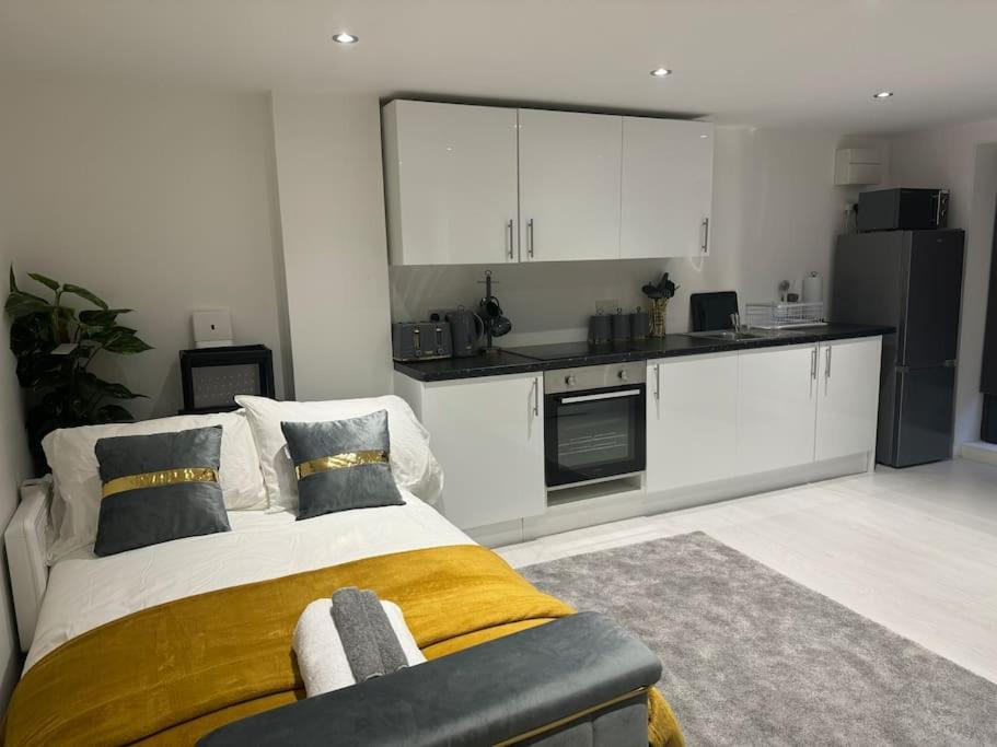 Perfect 1 Bed Apartment Sleeps 5 1 Kingsize Bed 1 Double Sofabed One Single Mattress Free Parking Wifi Good Transport Network Shopping Holiday Makers Families Contractors In North London Энфилд Экстерьер фото