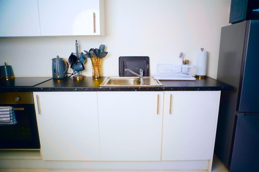 Perfect 1 Bed Apartment Sleeps 5 1 Kingsize Bed 1 Double Sofabed One Single Mattress Free Parking Wifi Good Transport Network Shopping Holiday Makers Families Contractors In North London Энфилд Экстерьер фото