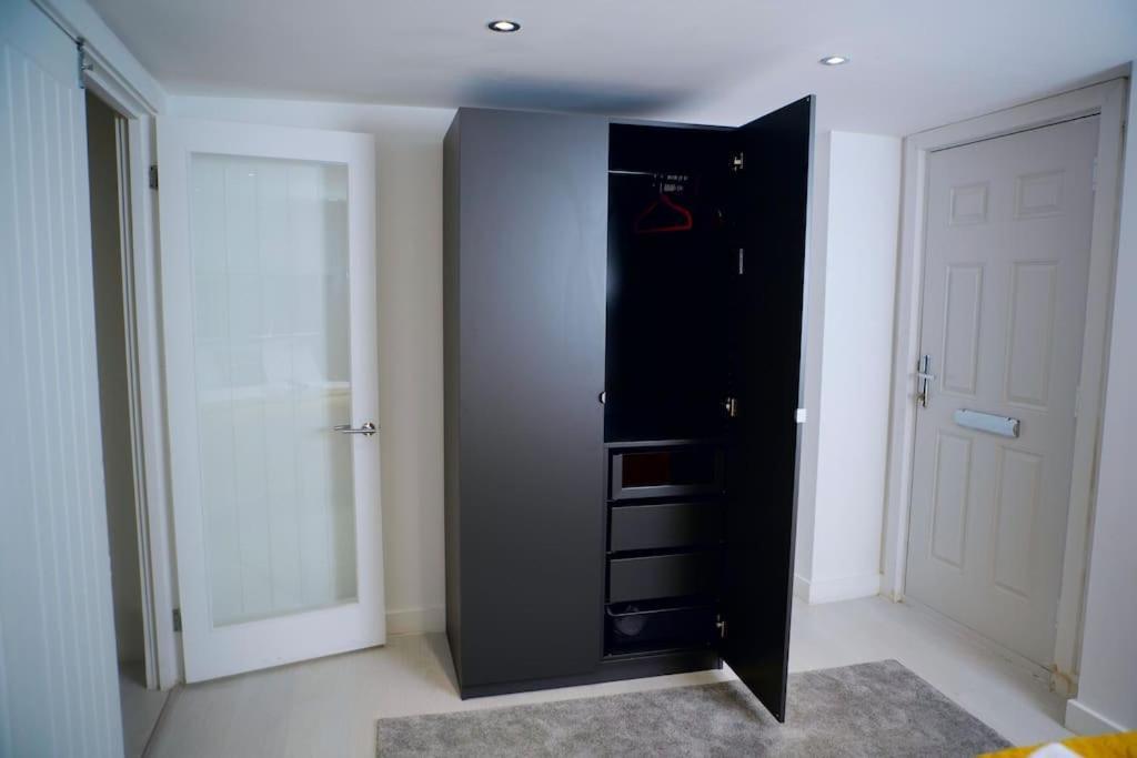 Perfect 1 Bed Apartment Sleeps 5 1 Kingsize Bed 1 Double Sofabed One Single Mattress Free Parking Wifi Good Transport Network Shopping Holiday Makers Families Contractors In North London Энфилд Экстерьер фото